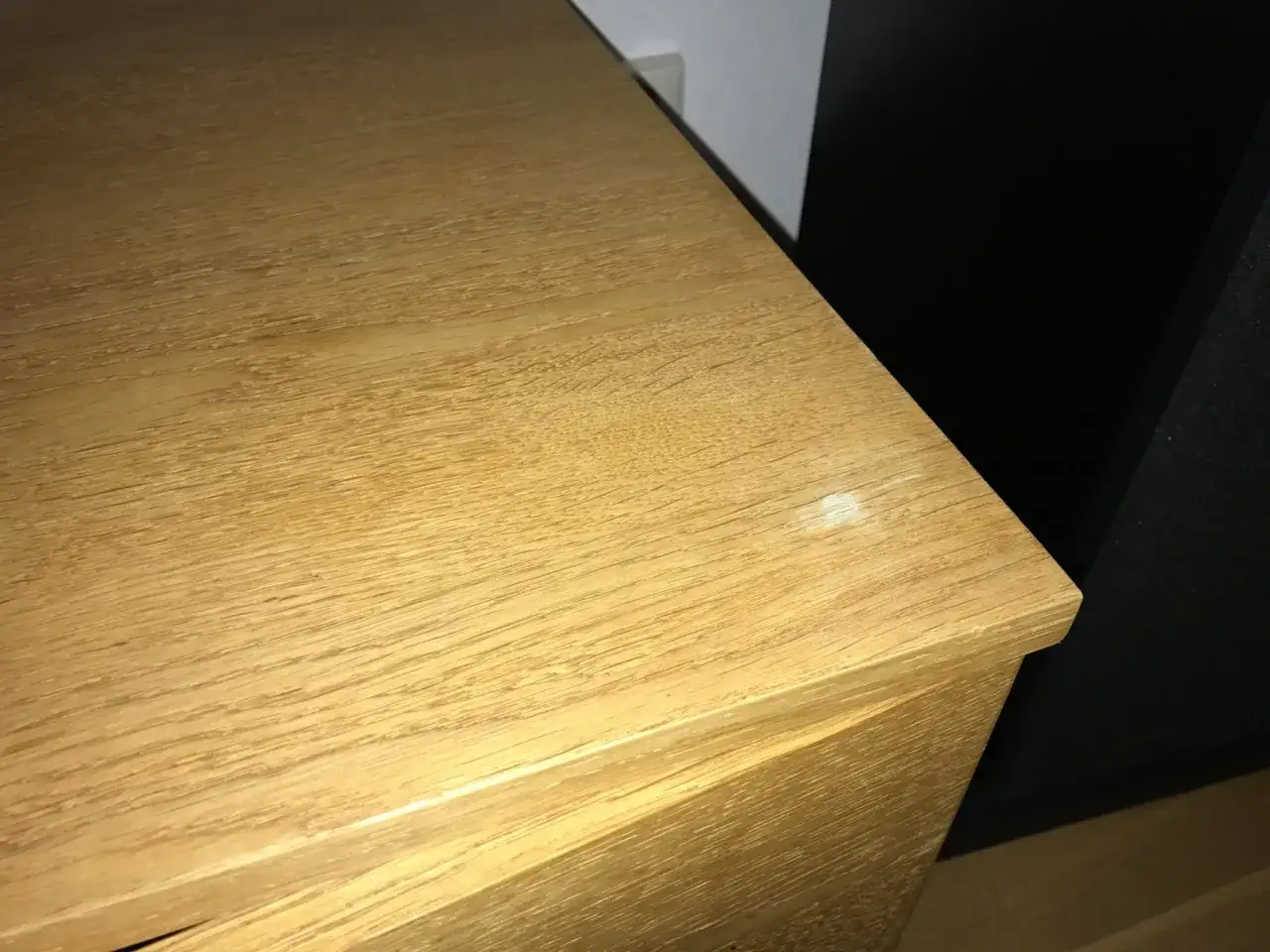 En tr&auml;yta med tydlig &aring;dring, redo att slipa faner. En liten vit fl&auml;ck syns p&aring; kanten.