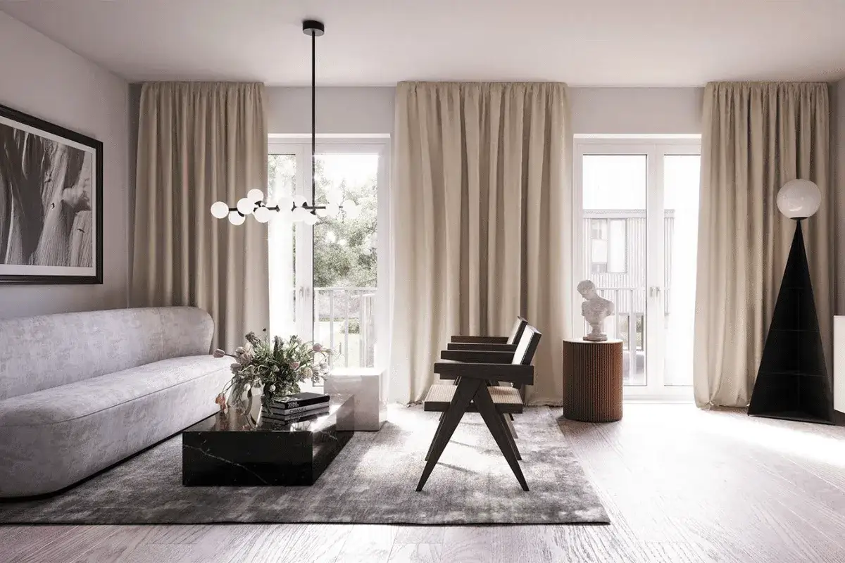 En stilren lounge med en elegant soffa, ett marmorbord och en vacker tr&auml; f&aring;t&ouml;lj. Ljuset fl&ouml;dar in genom stora f&ouml;nster.